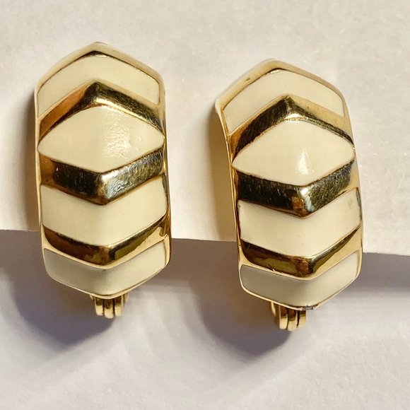 Vintage Monet Cream Enamel Clip On Earrings Gold Tone Plated 60's 70s Estate - Picture 2 of 11
